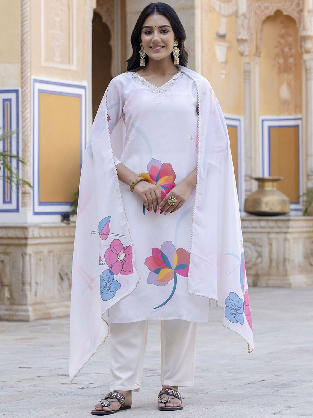 

Navlik Women Floral Printed Regular Silk Crepe Kurta with Trousers & With Dupatta, White