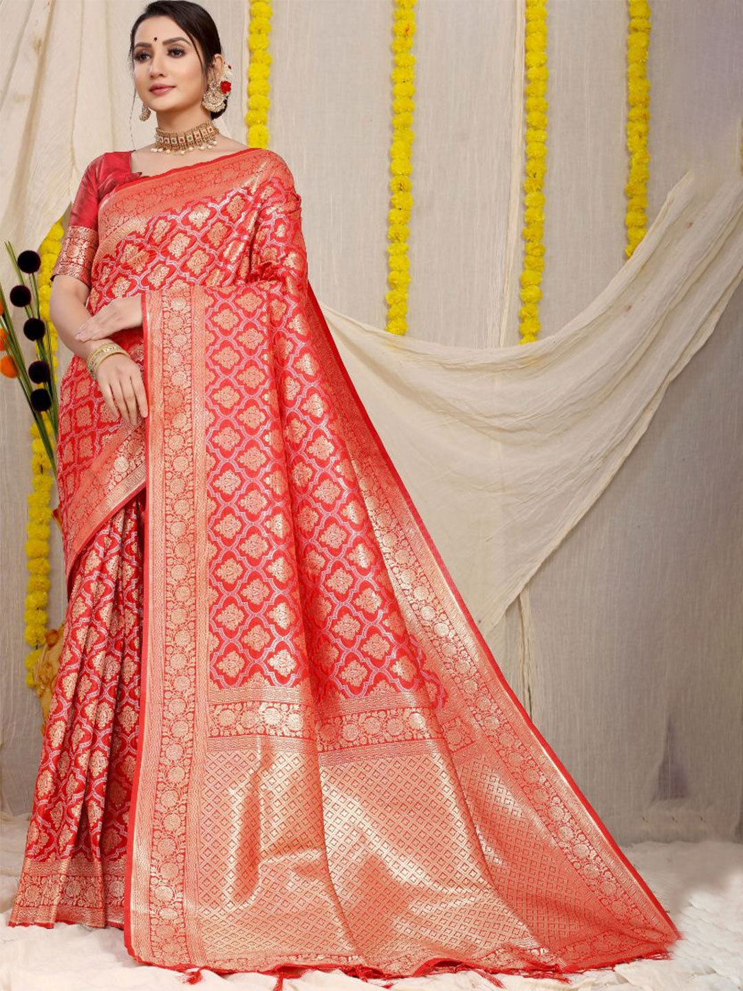 

amirat Woven Design Zari Pure Silk Banarasi Saree, Red