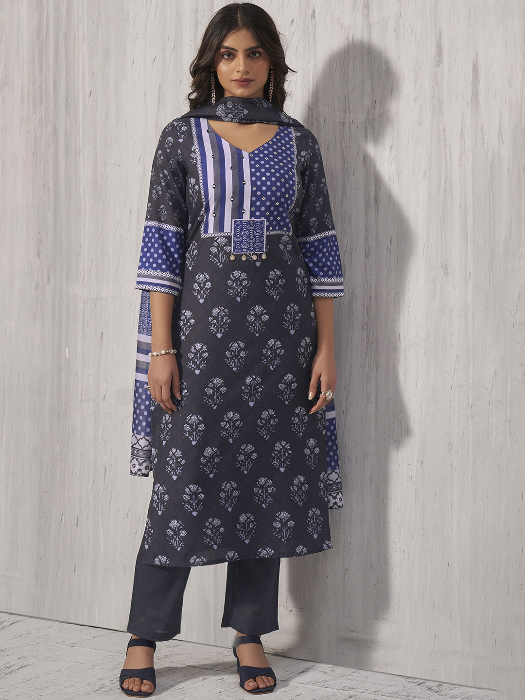 

Anouk Navy Blue Floral Printed V-Neck Straight Kurta With Trouser & Dupatta