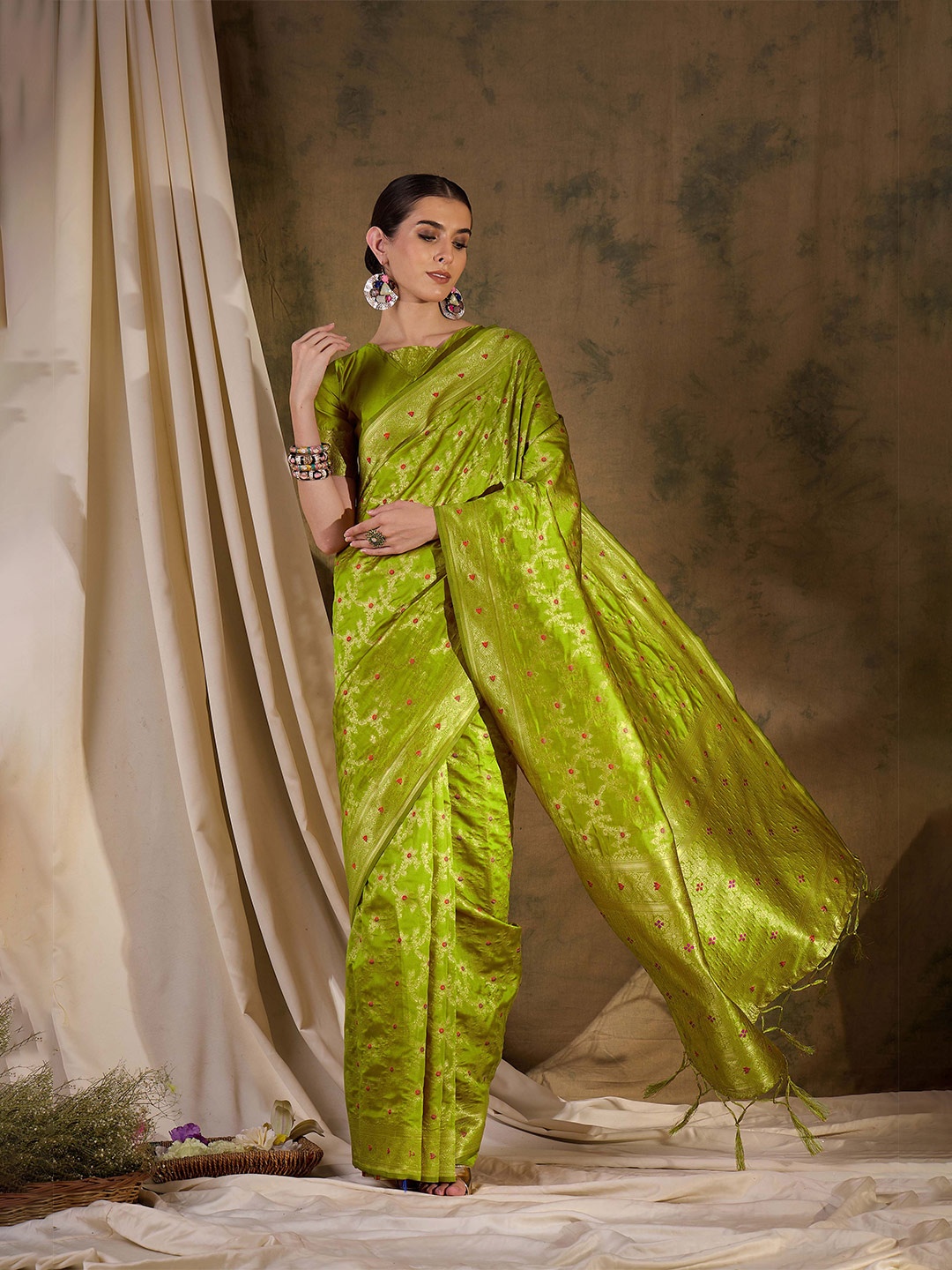 

DEVATITHI Ethnic Motifs Zari Silk Blend Banarasi Saree, Green