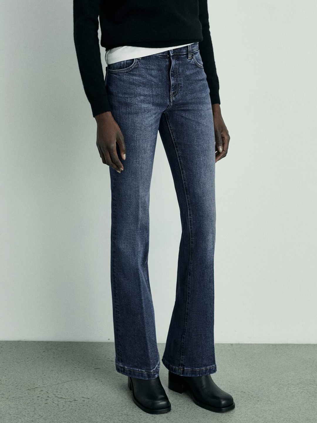 

MANGO Women Light Fade Bootcut Stretchable Jeans, Blue