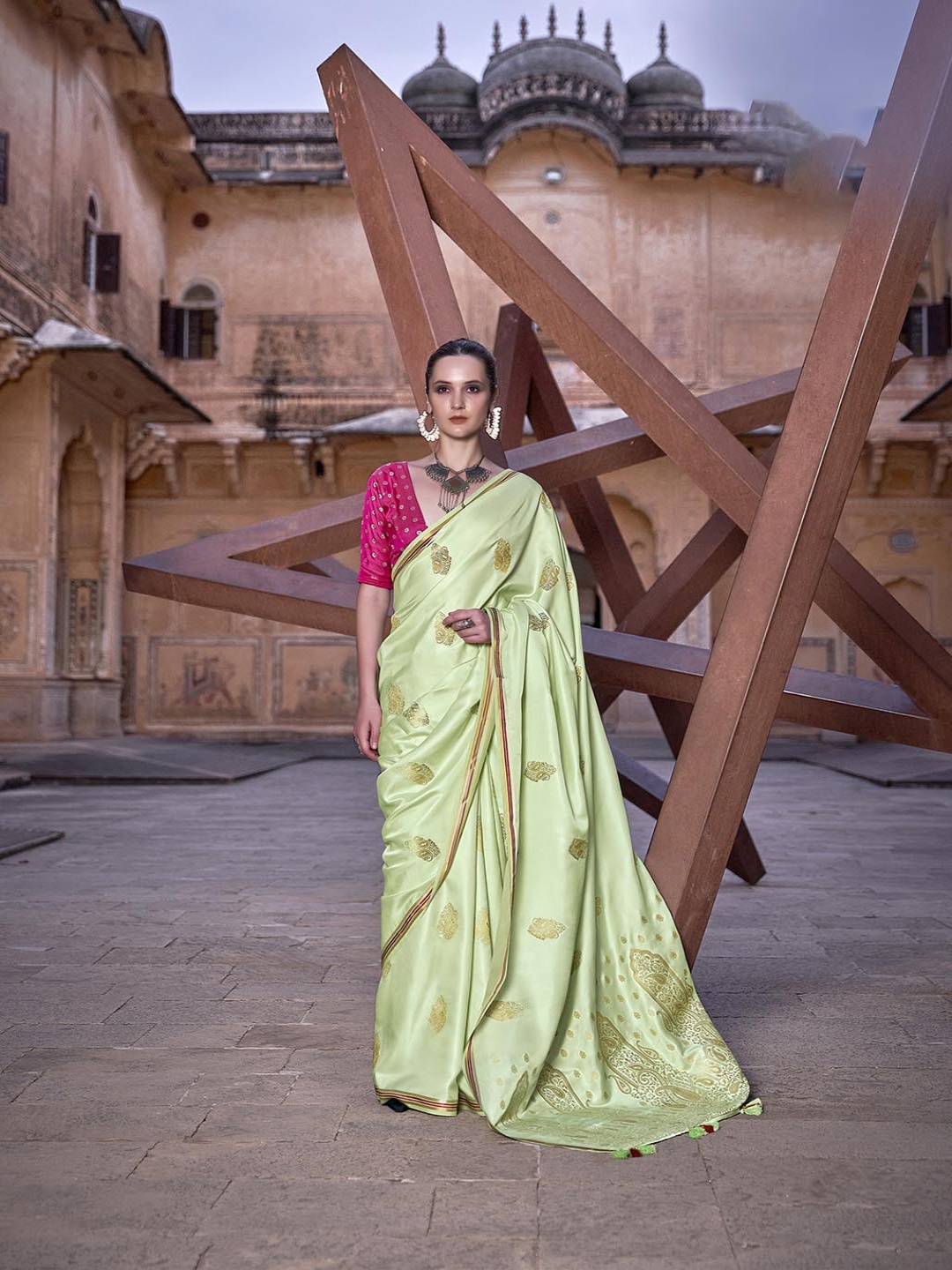 

AVANSHEE Ethnic Motifs Woven Design Zari Saree, Green