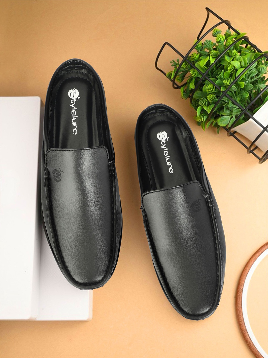 

Stylelure Men Round-Toe Slip-On Shoes, Black