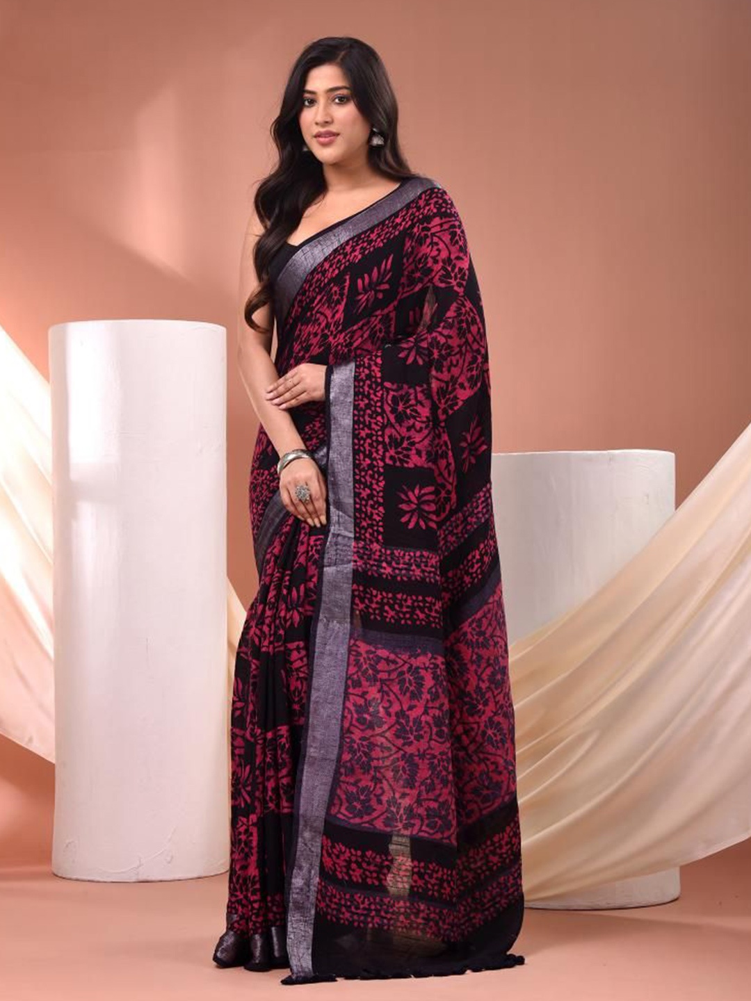 

VIBHAVARI Floral Zari Linen Blend Saree, Black