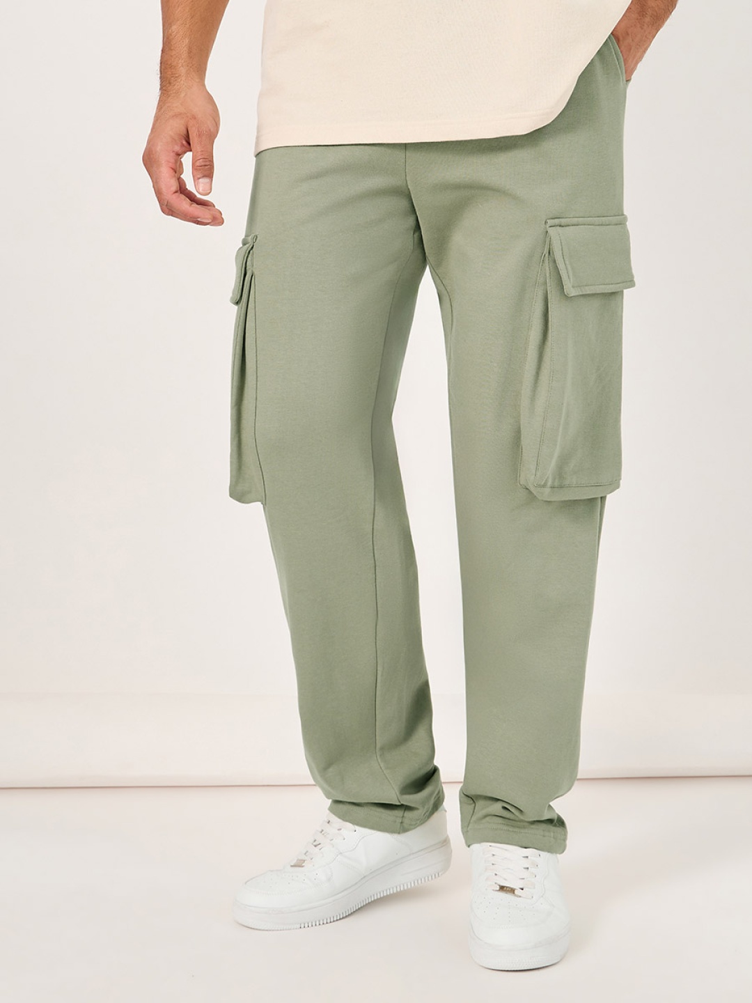 

Styli Men Relaxed-Fit Oversized Track Pant With Baggy Cargo Pockets, Green