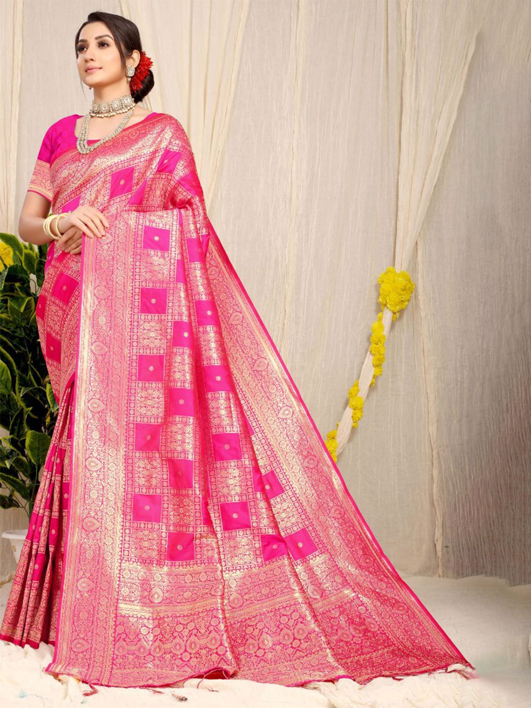 

amirat Woven Design Zari Pure Silk Banarasi Saree, Pink