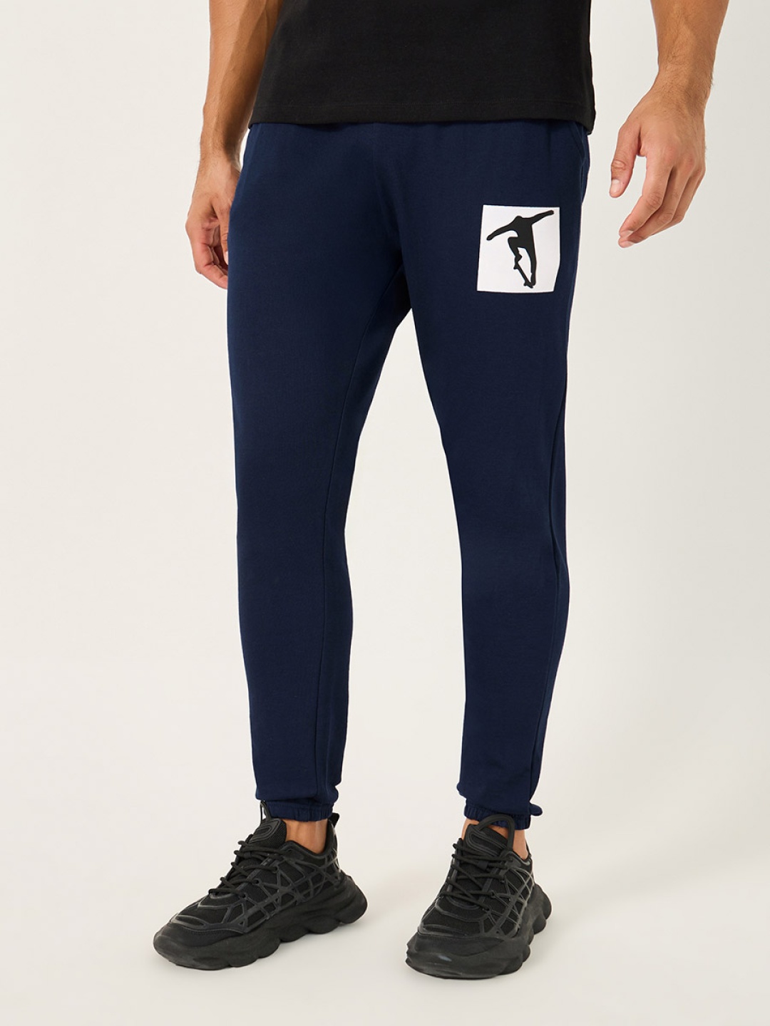 

Styli Men Slim Fit Graphic Print Jogger With Pocket, Navy blue