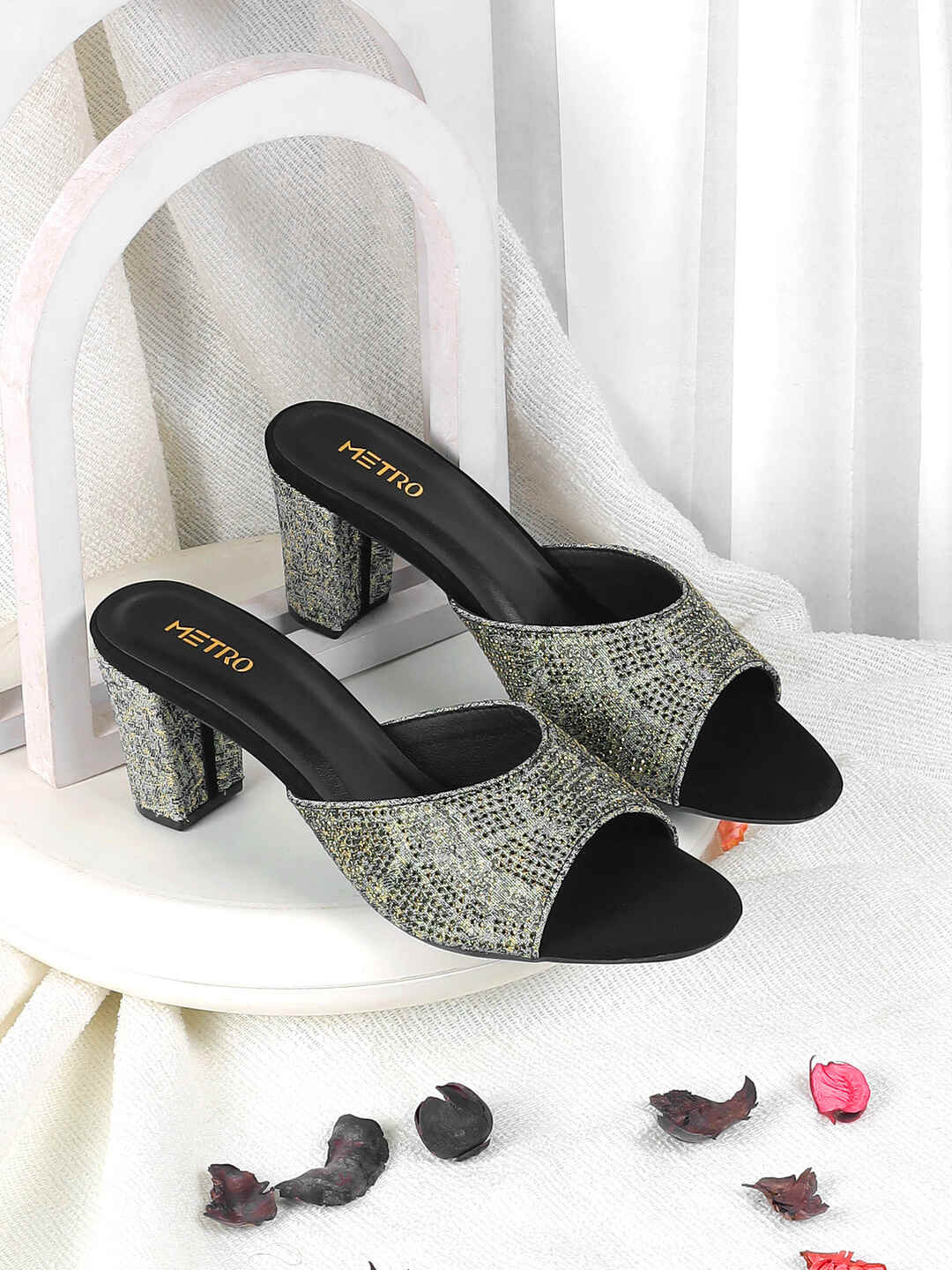 

Metro Women Printed Block Sandals, Black