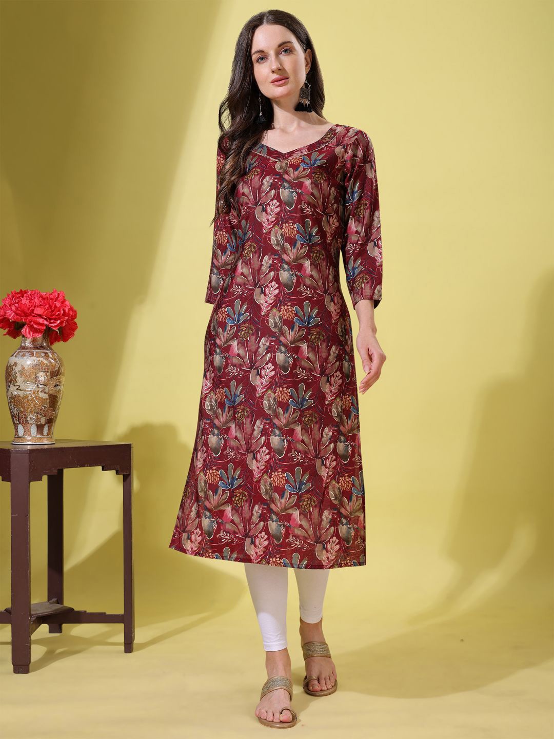 

Tikhi Imli Printed V Neck Straight Kurta, Maroon