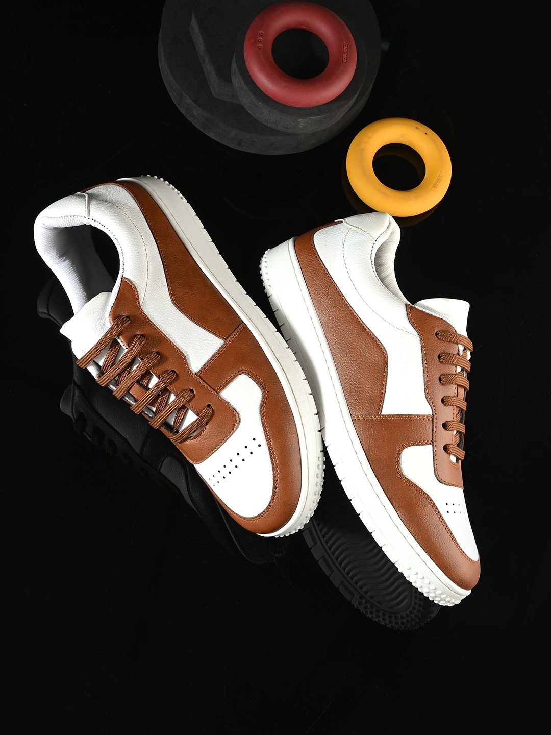 

UNDERROUTE Men Colourblocked Moisture Wicking Sneakers, Tan