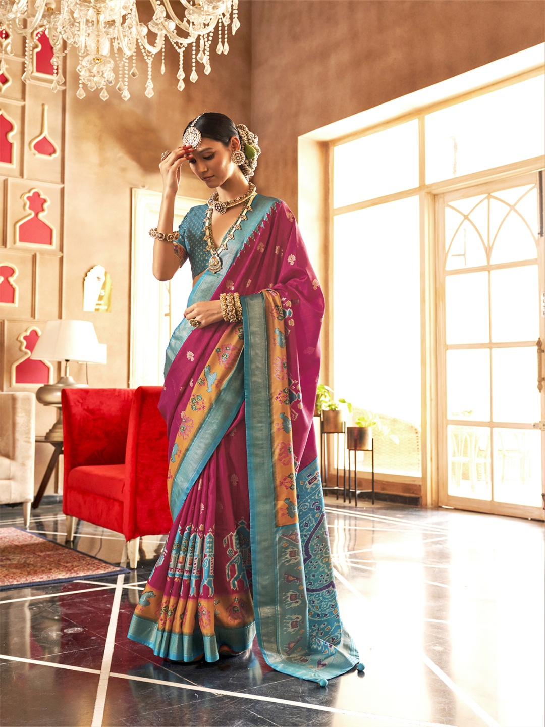 

AVANSHEE Ethnic Motifs Zari Silk Blend Saree, Pink