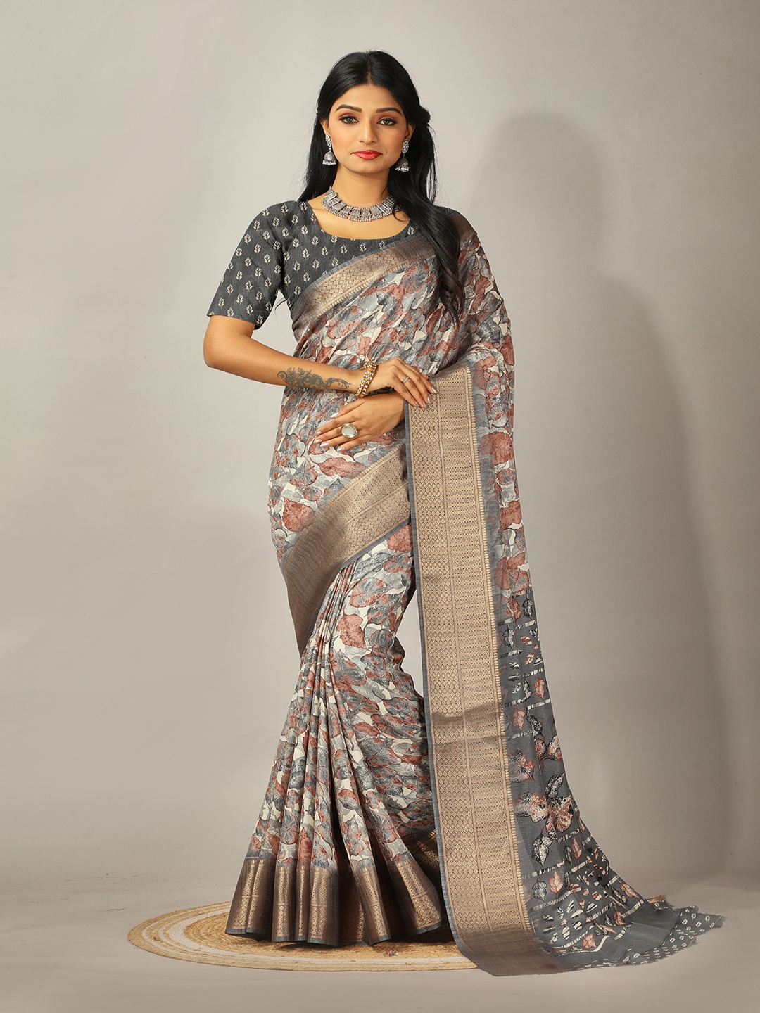 

NIRMAL CREATION Floral Printed Saree With Blouse Piece, Grey