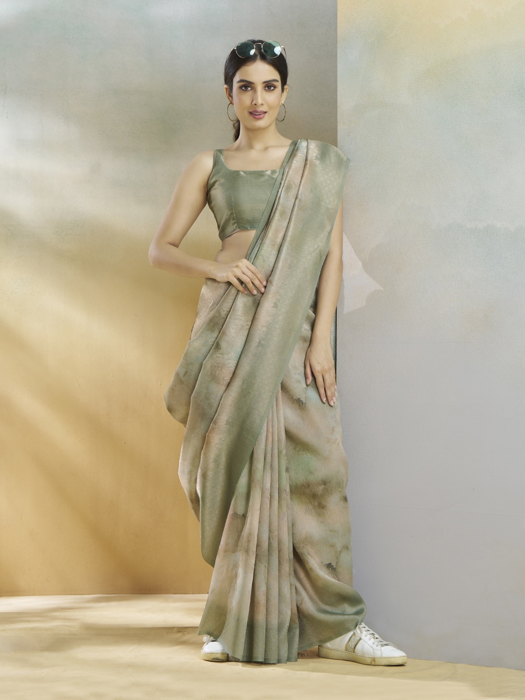 

AVANSHEE Woven Design Zari Saree, Green