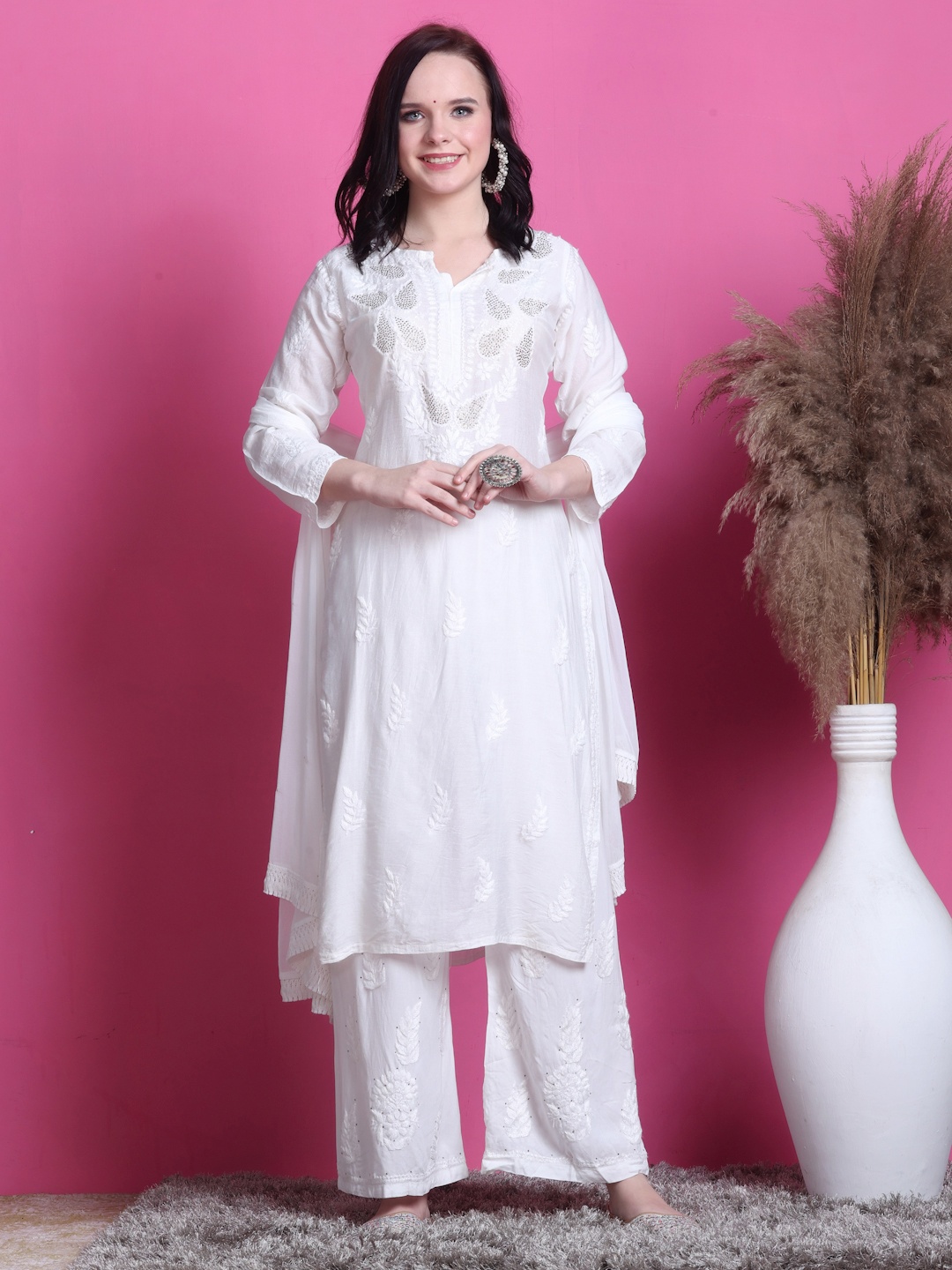 

KHAKA Floral Embroidered Chikankari Chanderi Straight Kurta, White