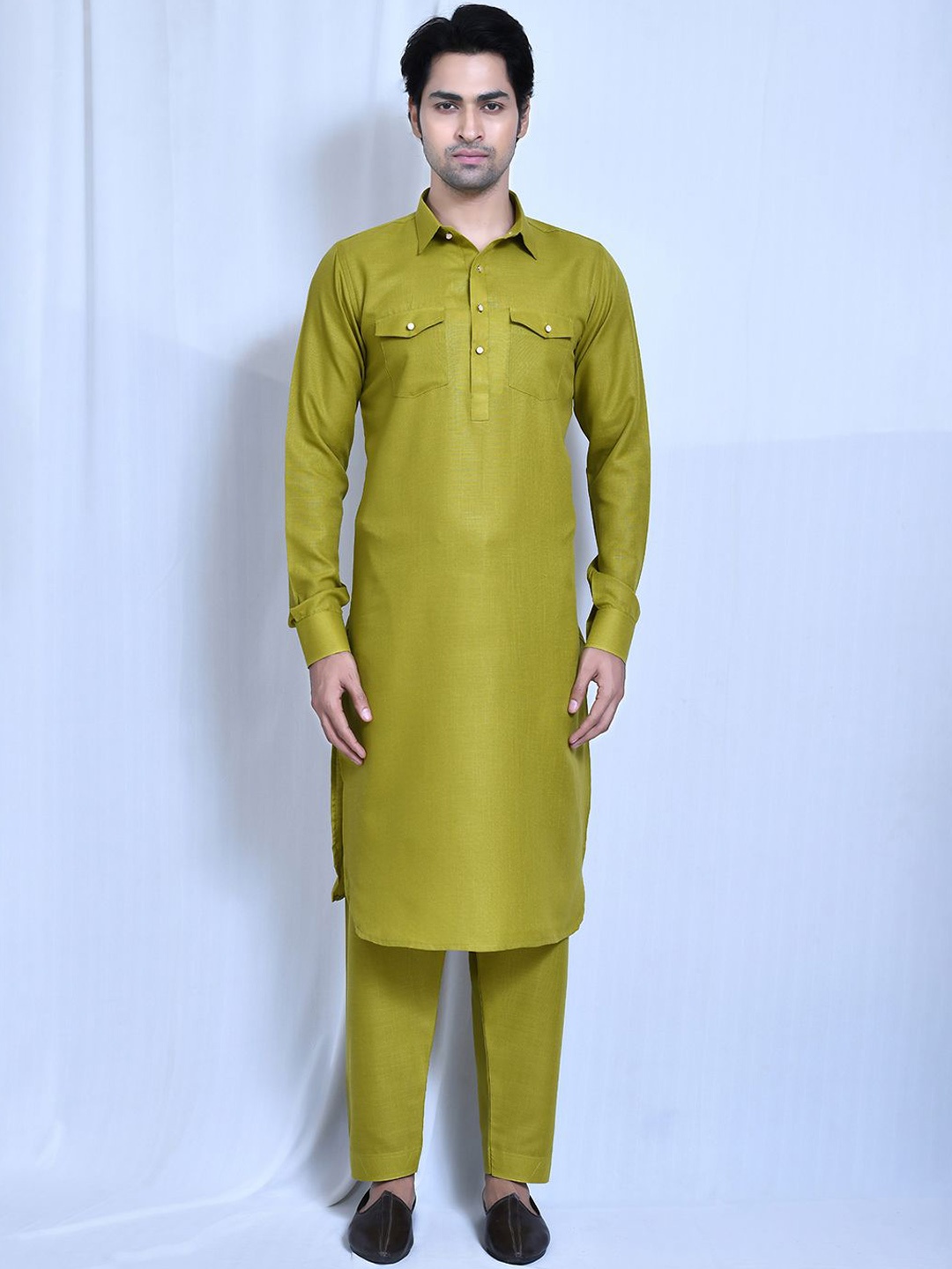 

Aryavir Malhotra Men Regular Pure Cotton Kurta with Patiala, Green