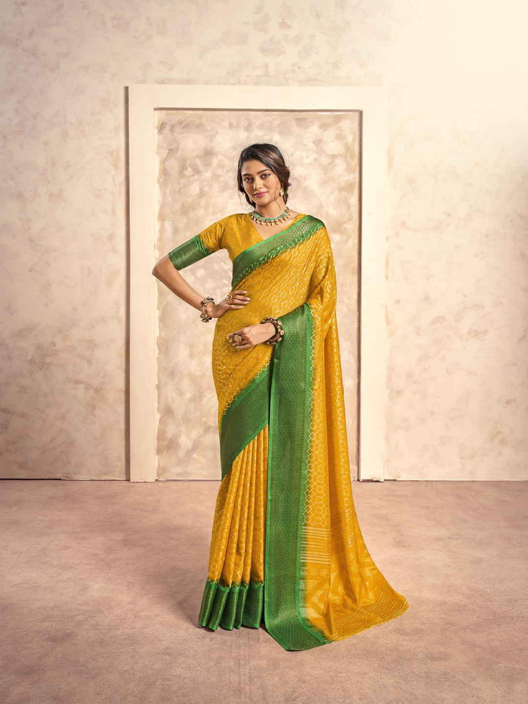 

AVANSHEE Zari Silk Blend Saree, Yellow