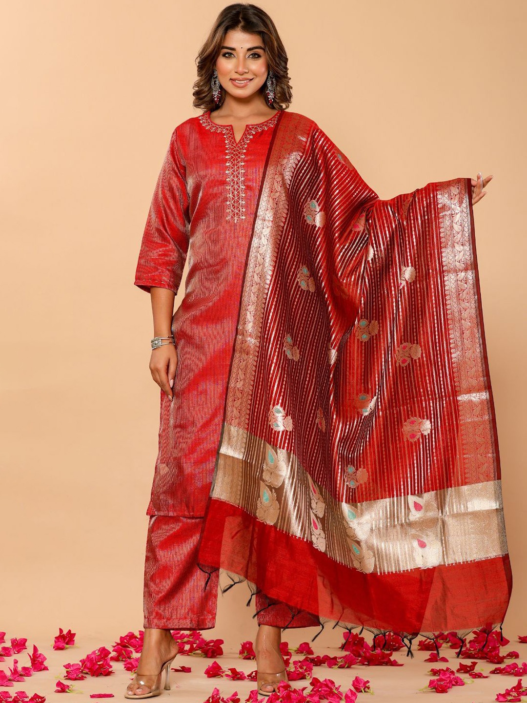 

Do Dhaage Embroidered Notch Neck Chanderi Silk Kurta With Trouser And Dupatta, Red