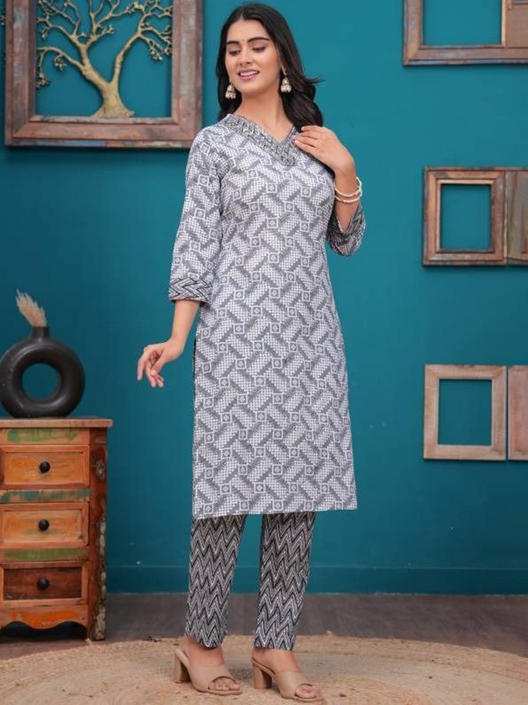

Aasira Floral Embroidered V-Neck Pure Cotton Straight Kurta with Trousers, Grey