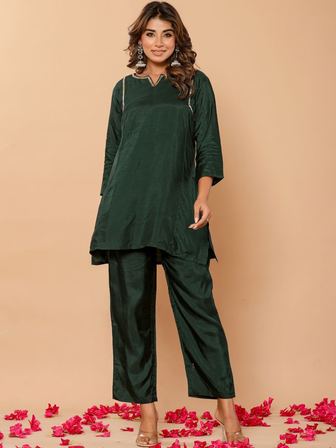 

Do Dhaage Notch Neck Beads and Stones Straight Kurti With Trouser, Green