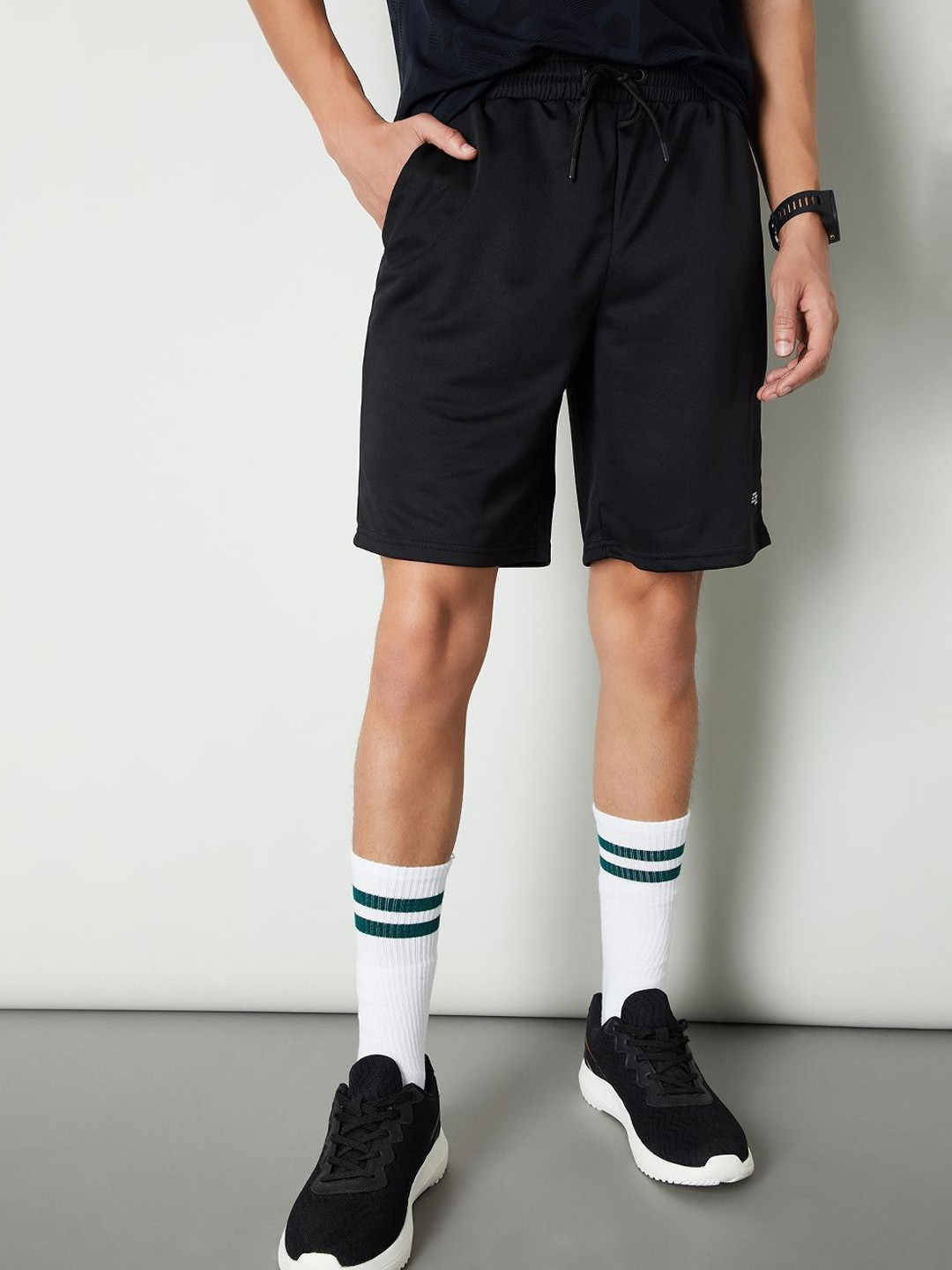 

max Men Regular Fit Mid-Rise Shorts, Black