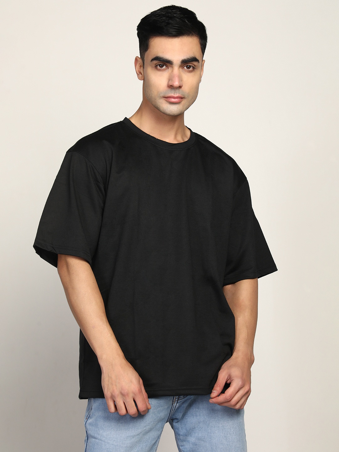 

The Roadster Lifestyle Co. Men Solid Relaxed Fit Round Neck T-shirt, Black