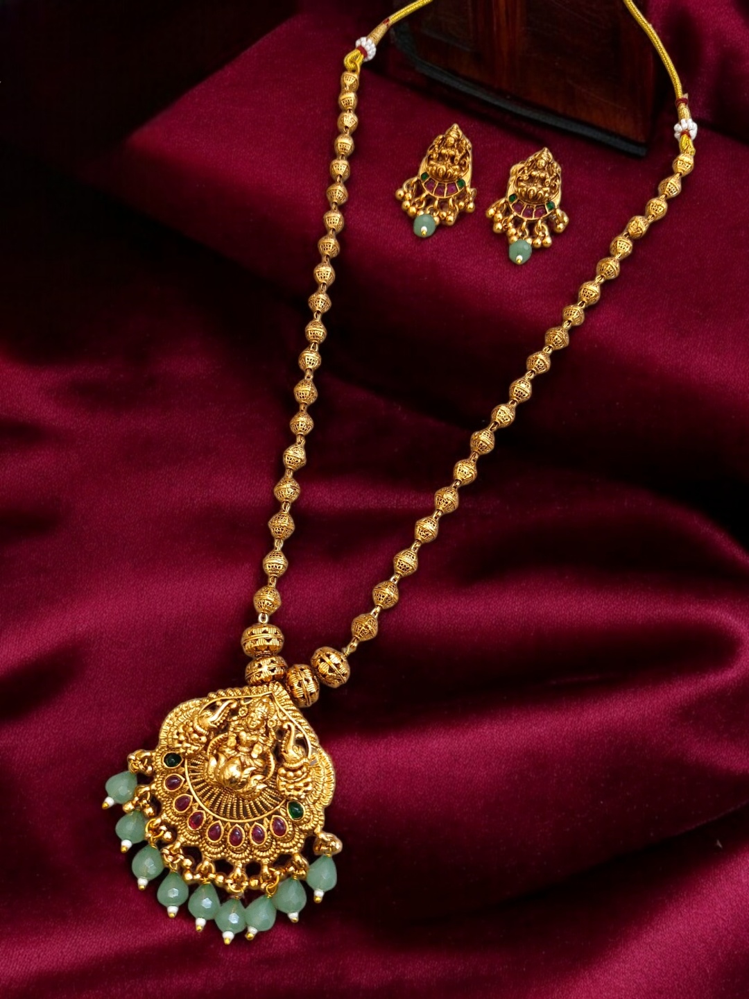 

Pihtara Jewels Gold-Plated Stone Studded & Beaded Jewellery Set