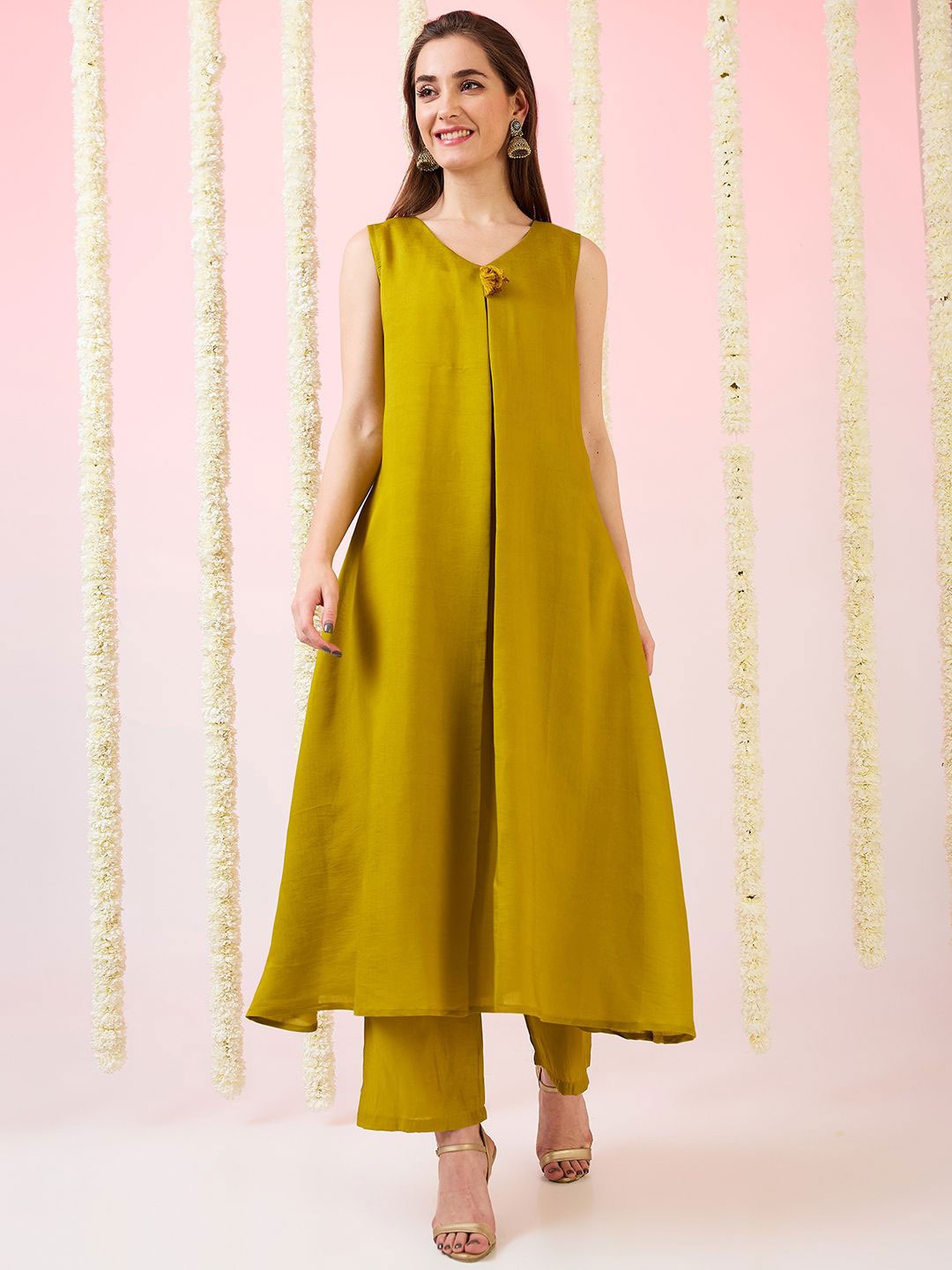 

Globus V-Neck Tassel Detail A-Line Kurta & Straight Pants Fusion Sets, Mustard