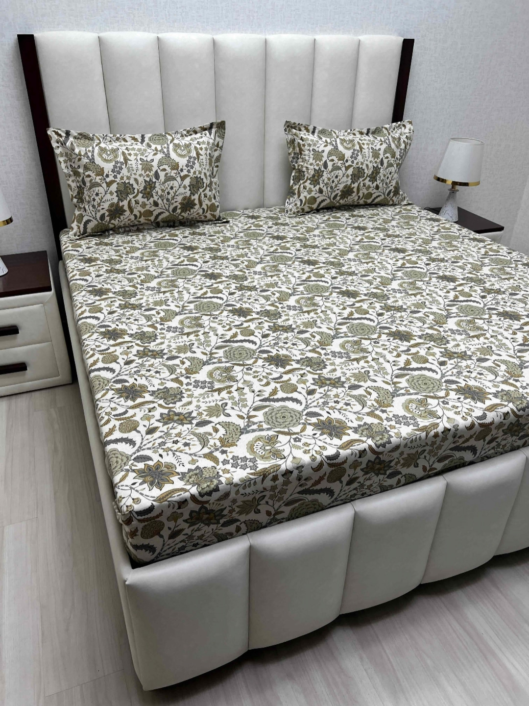 

Pure Decor Royal Passion White Printed 230 Pure Cotton Queen Bedsheet Set 2.28 m x 2.54 m