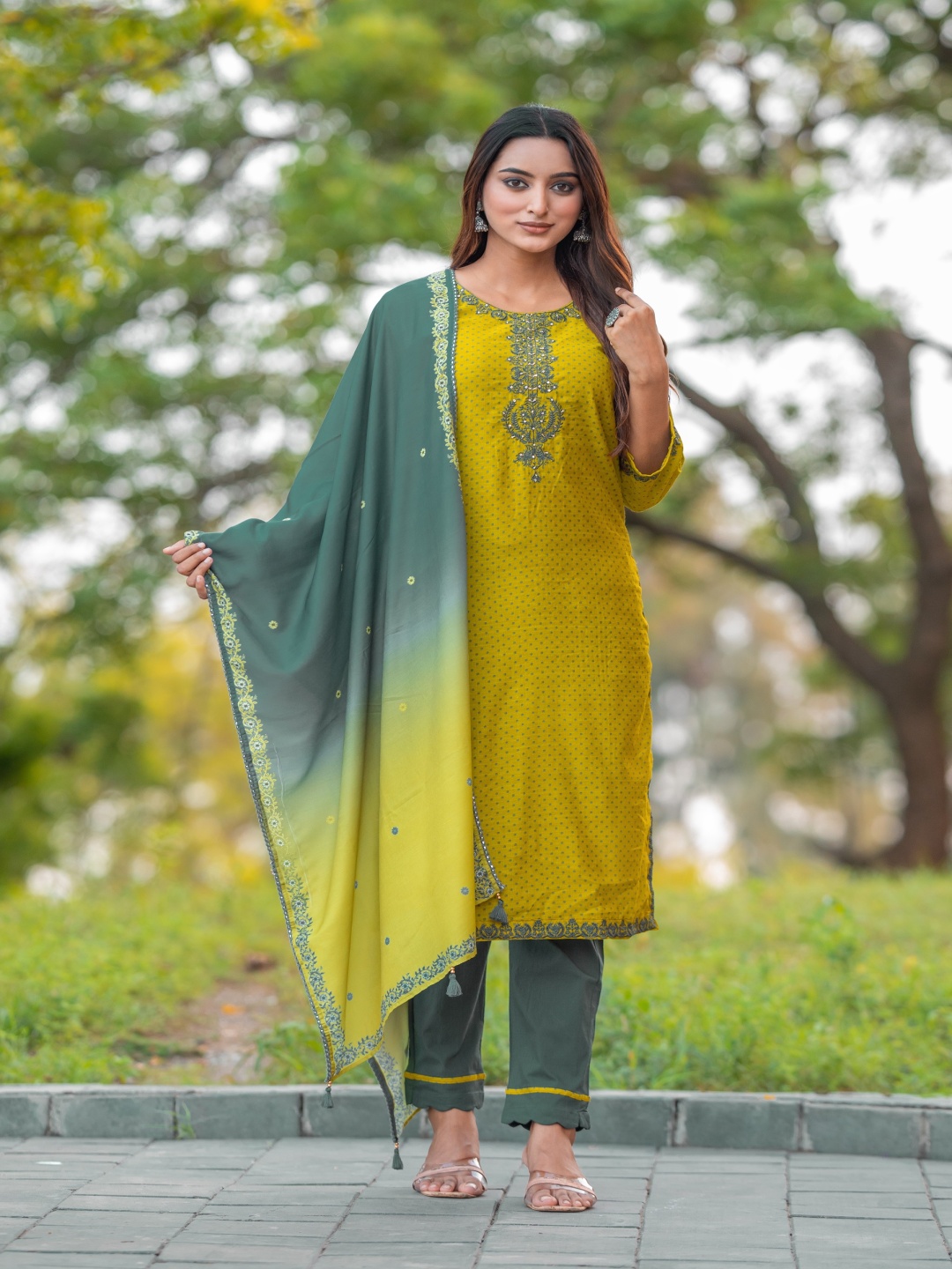 

KODILA ENTERPRISE Women Ethnic Motifs Embroidered Regular Thread Work Kurti with Trousers & With Dupatta, Yellow