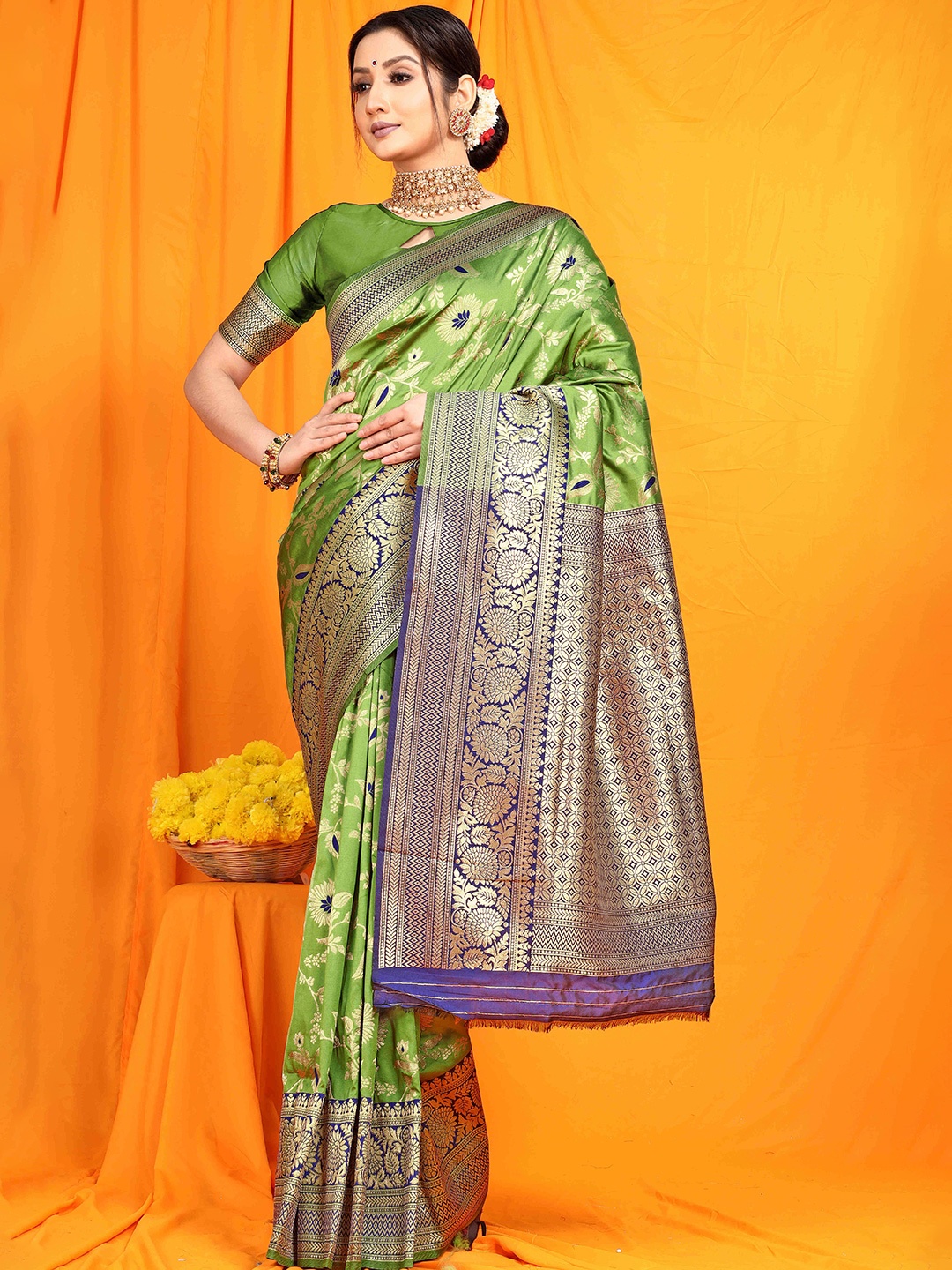 

amirat Woven Design Zari Pure Silk Banarasi Saree, Lime green