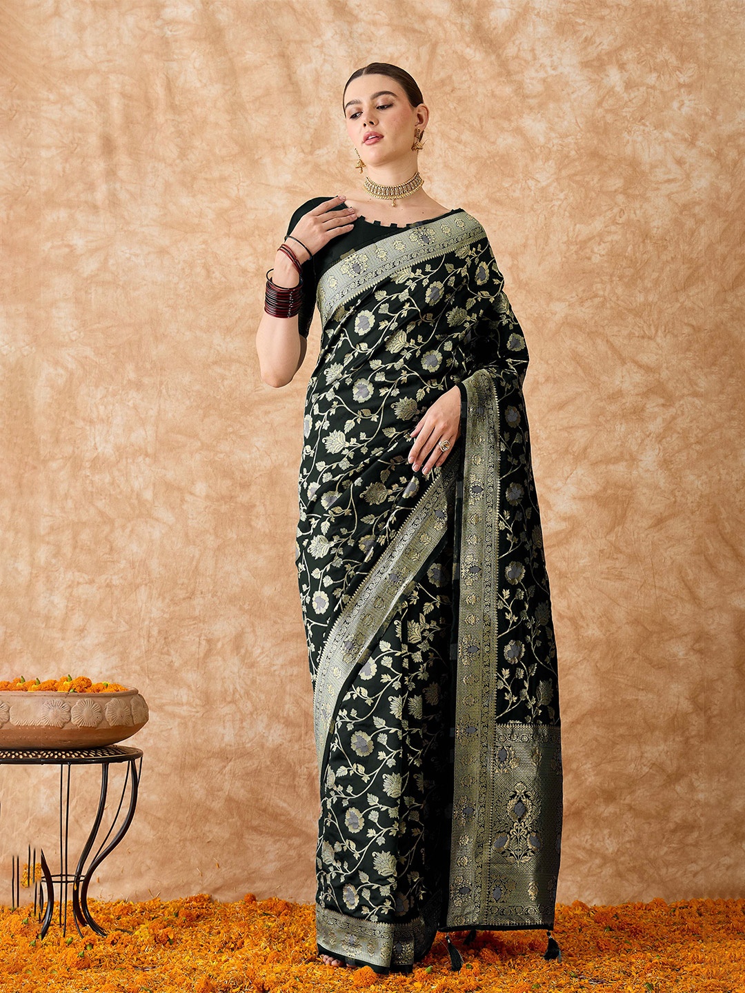 

DEVATITHI Ethnic Motifs Zari Silk Blend Banarasi Saree, Black