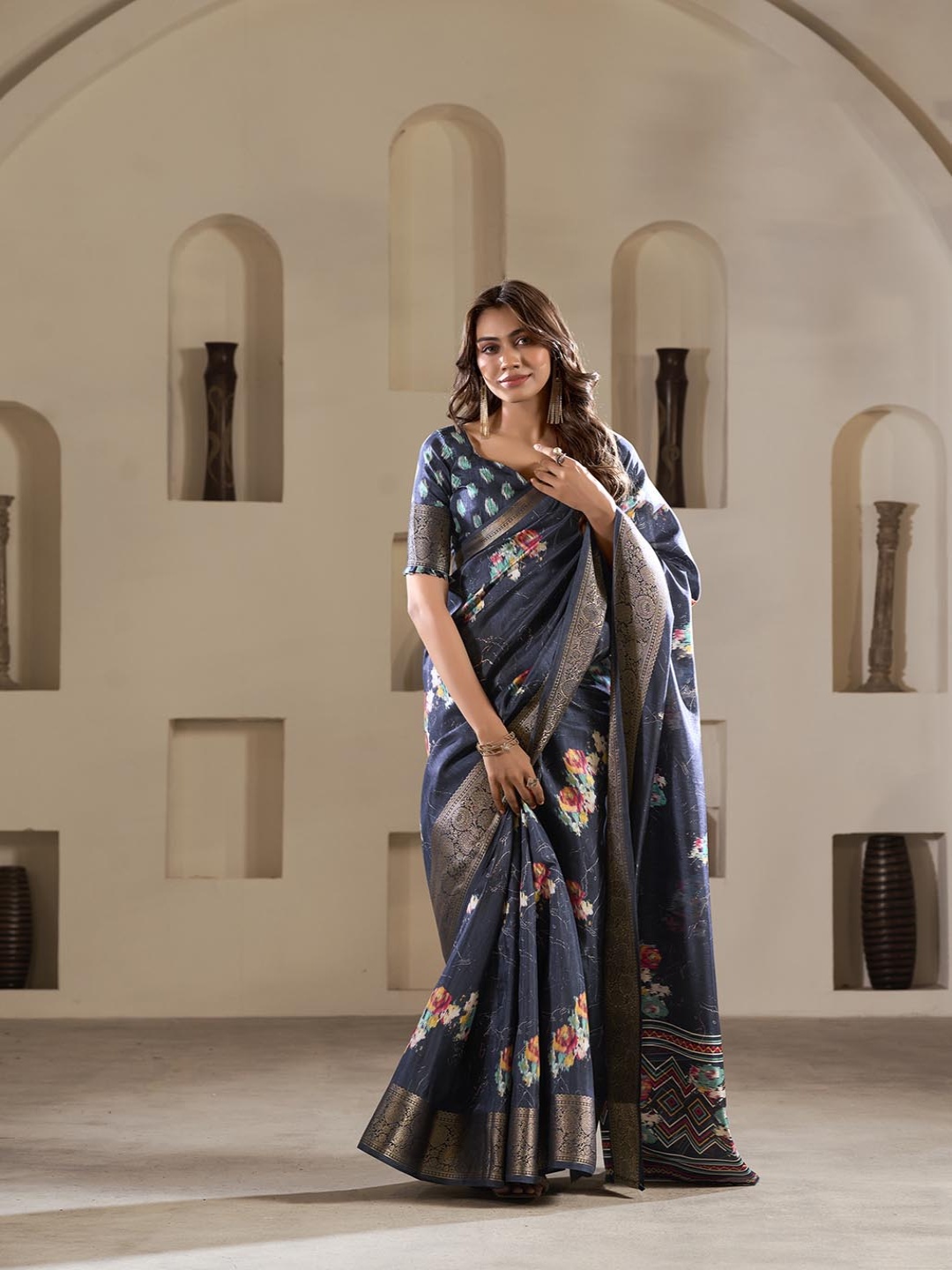 

AVANSHEE Floral Zari Silk Blend Saree, Navy blue