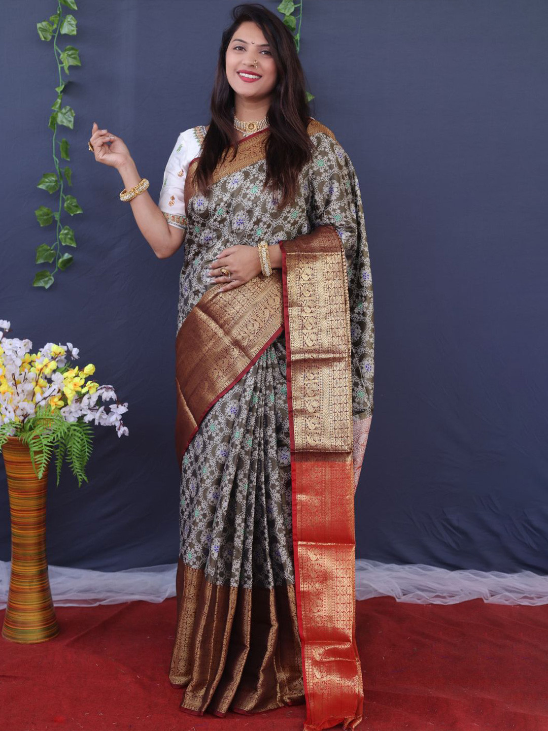 

amirat Woven Design Zari Pure Silk Kanjeevaram Saree, Black