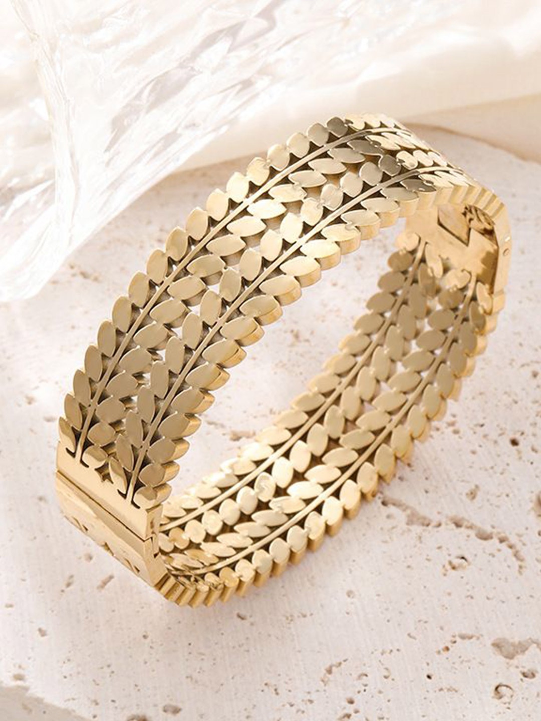 

DressBerry Stainless Steel Gold-Plated Bangle-Style Anti-Tarnish Bracelet