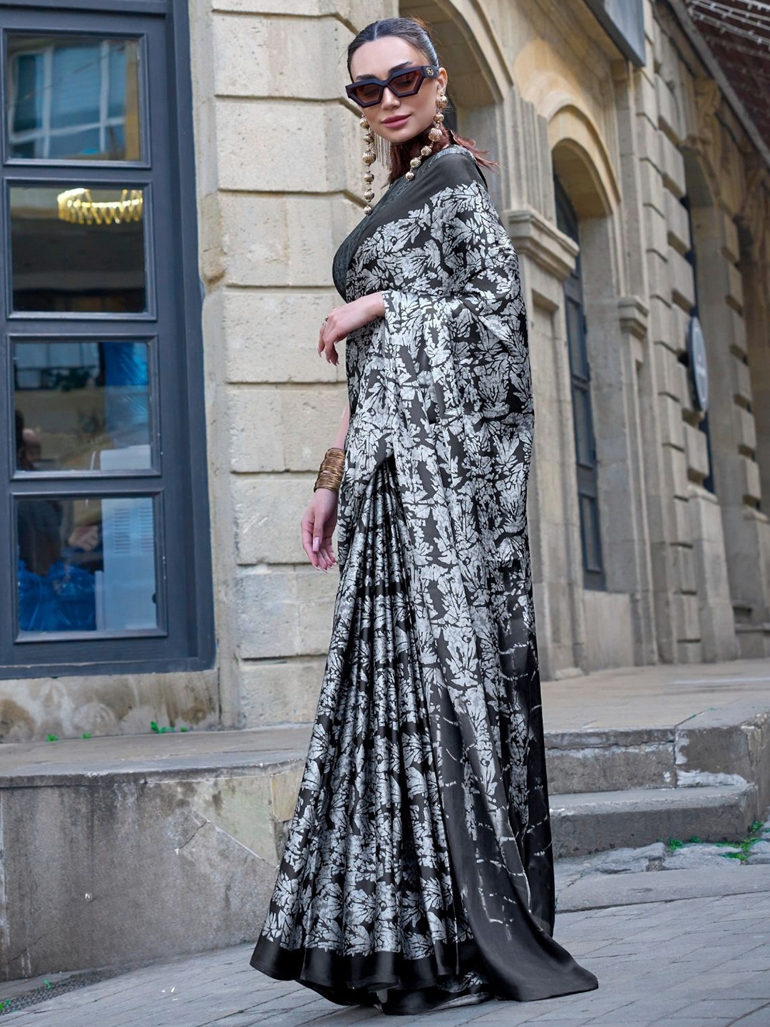

BLENDIFY Printed Satin Saree, Black