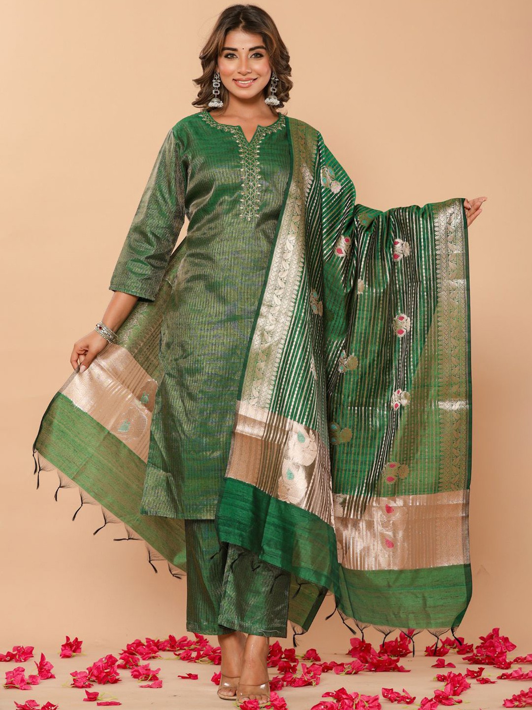 

Do Dhaage Striped Notch Neck Chanderi Silk Straight Kurta With Trousers & Dupatta, Green