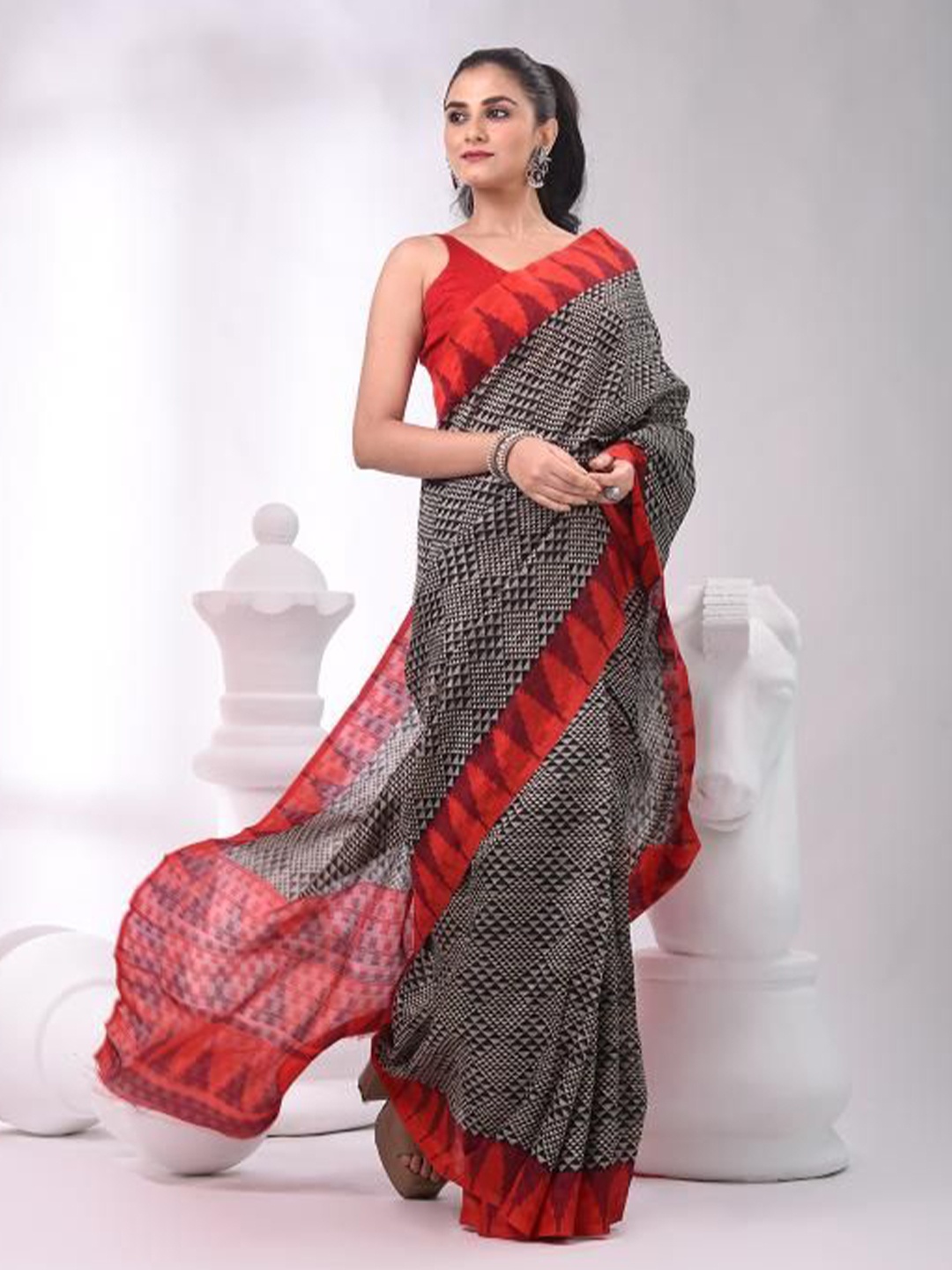 

VIBHAVARI Silk Blend Saree, Black