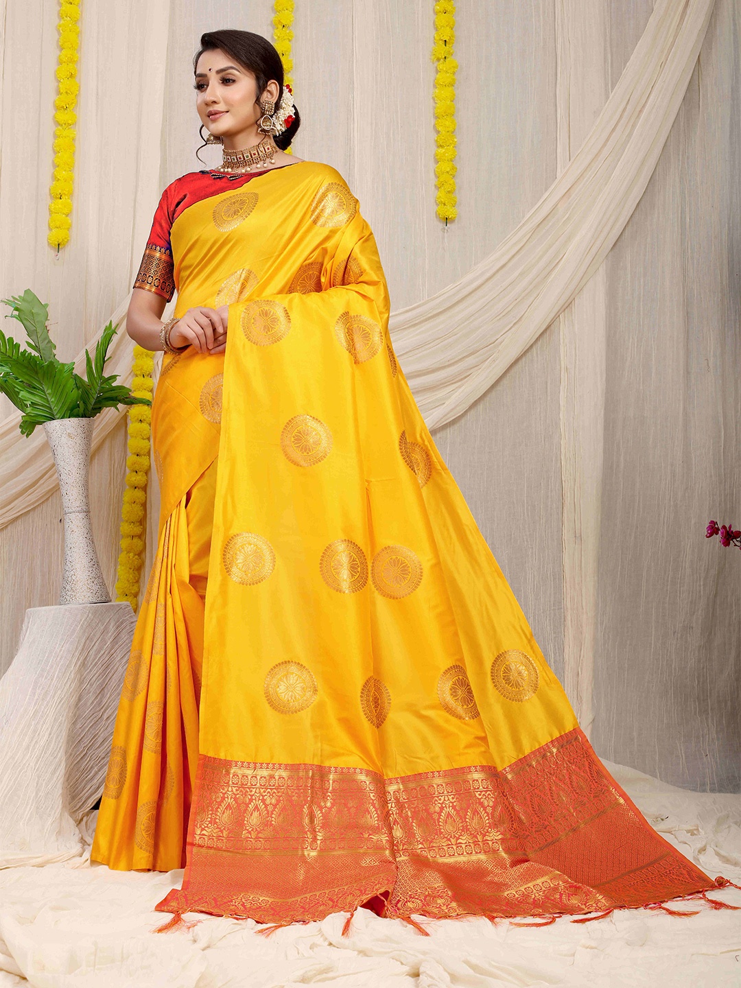 

amirat Woven Design Zari Pure Silk Banarasi Saree, Yellow