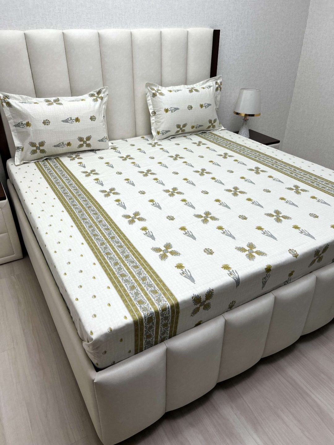 

Pure Decor Royal Passion White Printed Pure Cotton 300TC Queen Bedsheet Sets 2.28m x 2.54m