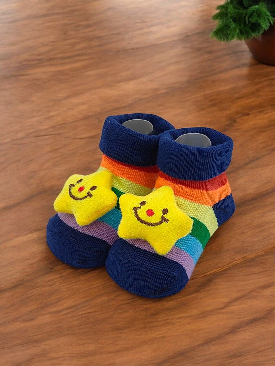 

Yellow Bee Infant Girls Rainbow Star Patterned Non-Slip Ankle Length Socks, Blue