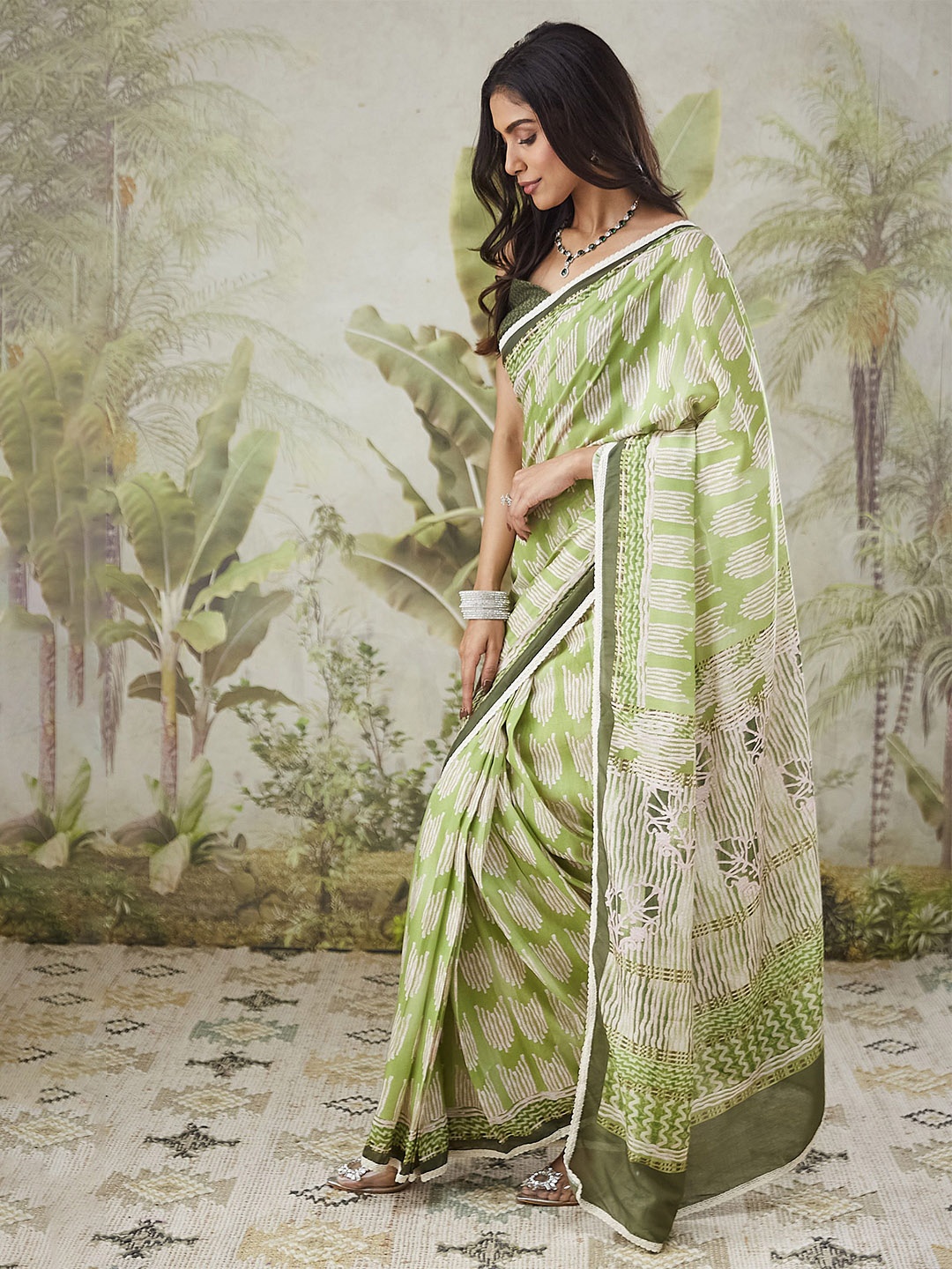 

RACHNA Abstract Printed Saree, Green