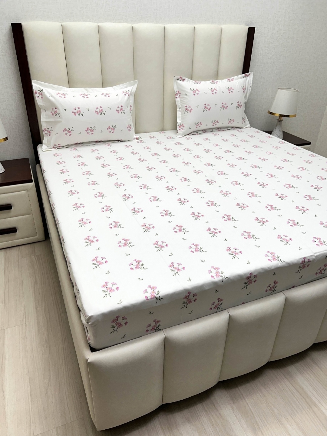 

Pure Decor White & Pink Floral 230 TC Cotton Queen Bedsheet Set-2.28 m x 2.54 m