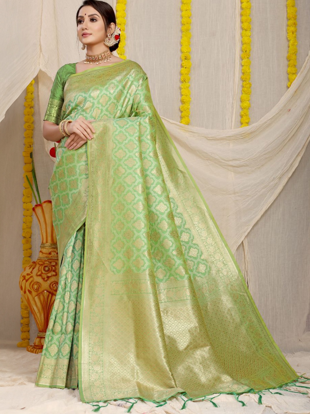 

amirat Woven Design Zari Pure Silk Banarasi Saree, Sea green