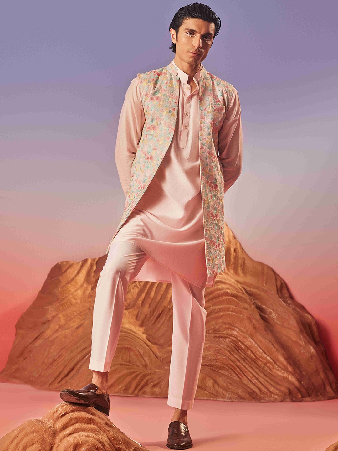 

Eleven Brothers Men Geometric Chanderi Silk Anarkali Kurta, Pink