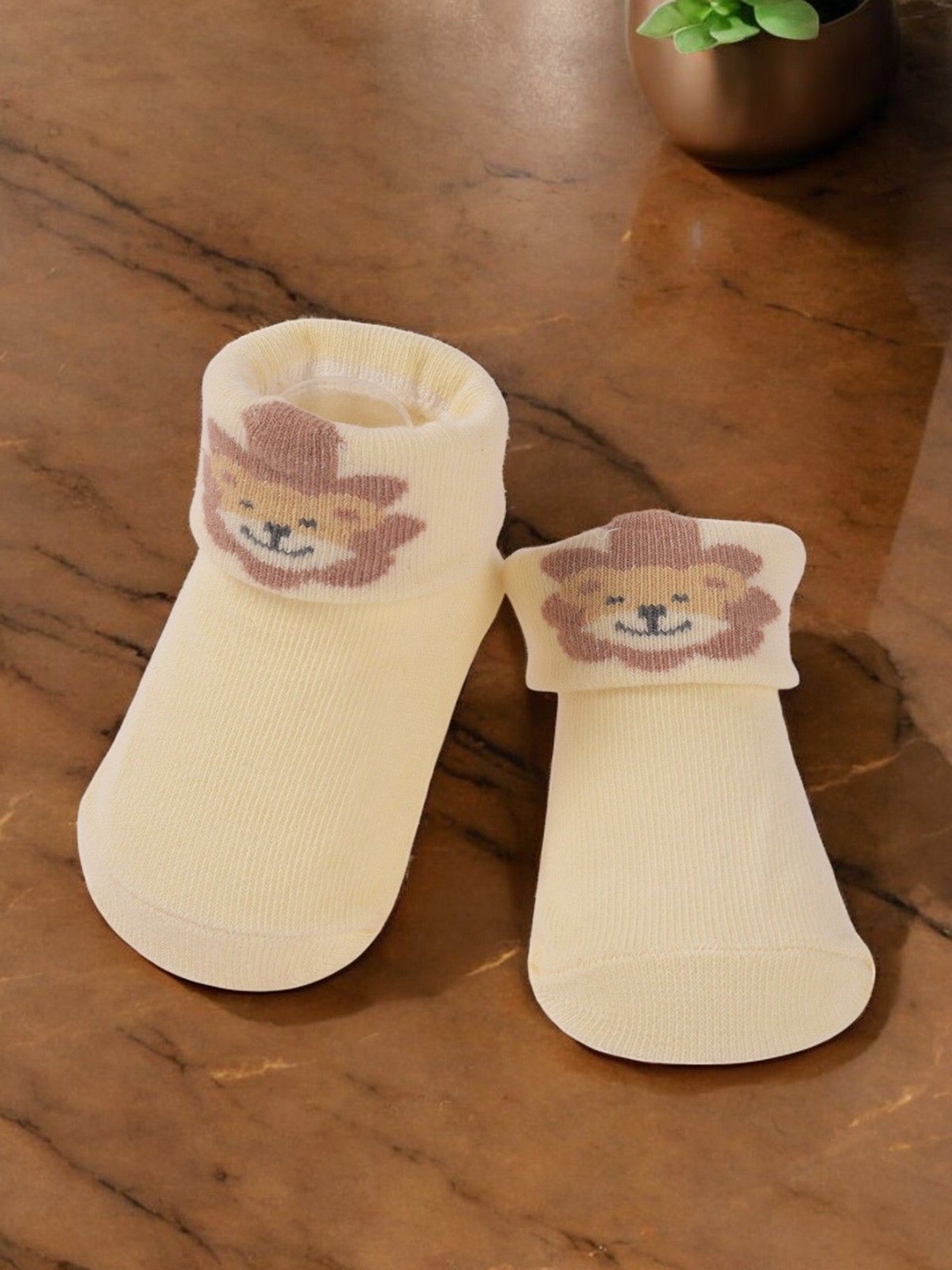 

Yellow Bee Boys Anti Slip Ankle Length Socks, Cream