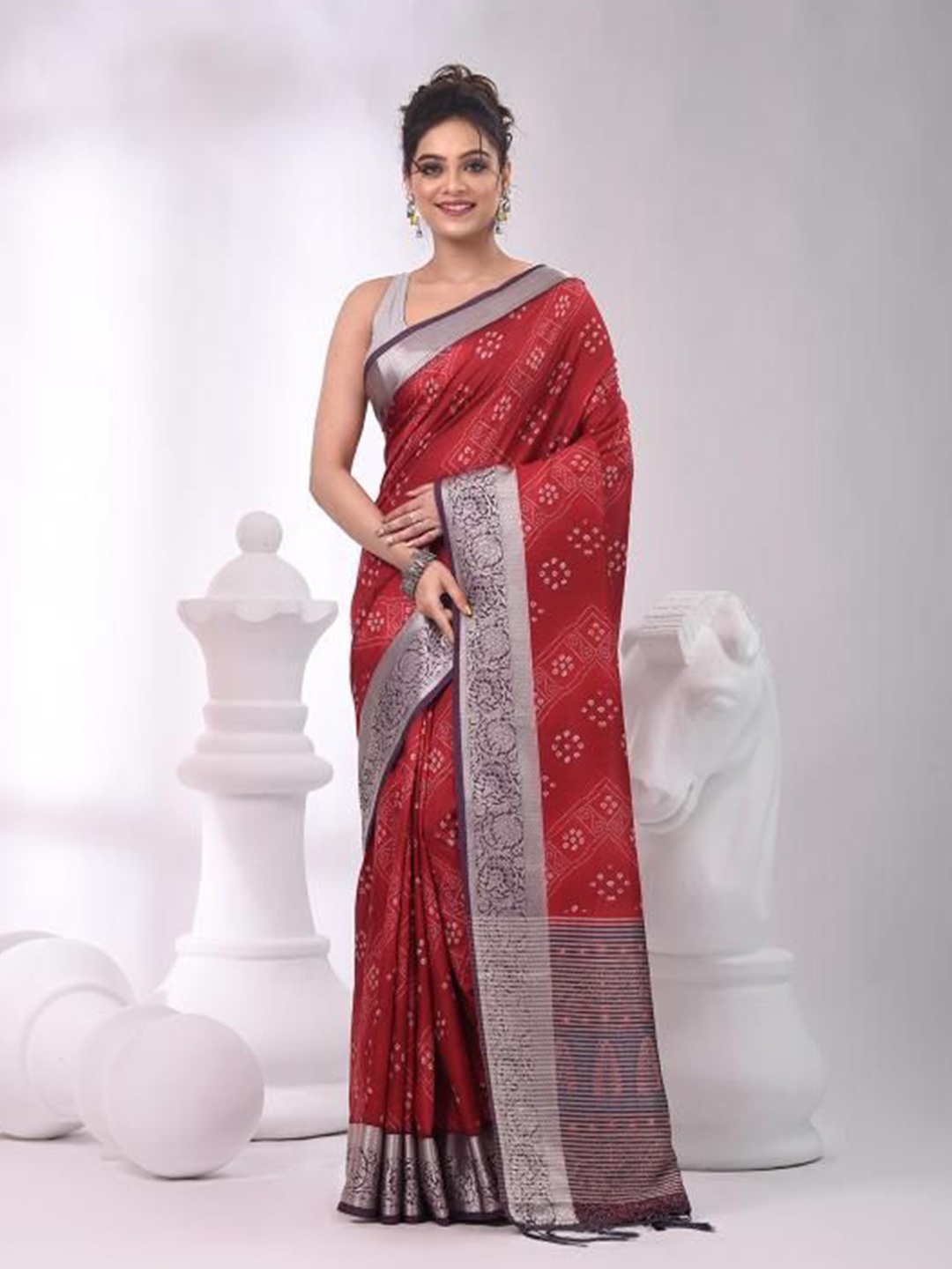 

VIBHAVARI Floral Zari Pure Silk Saree, Red