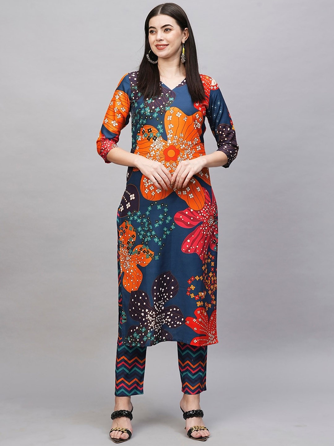 

DIVASTRI Floral Printed V-Neck Straight Kurta With Trousers, Blue
