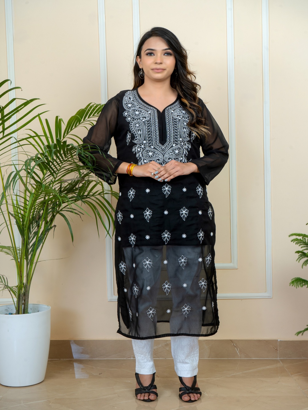 

ADR CHIKAN Floral Embroidered Sweetheart Neck Chikankari Georgette Straight Kurta, Black