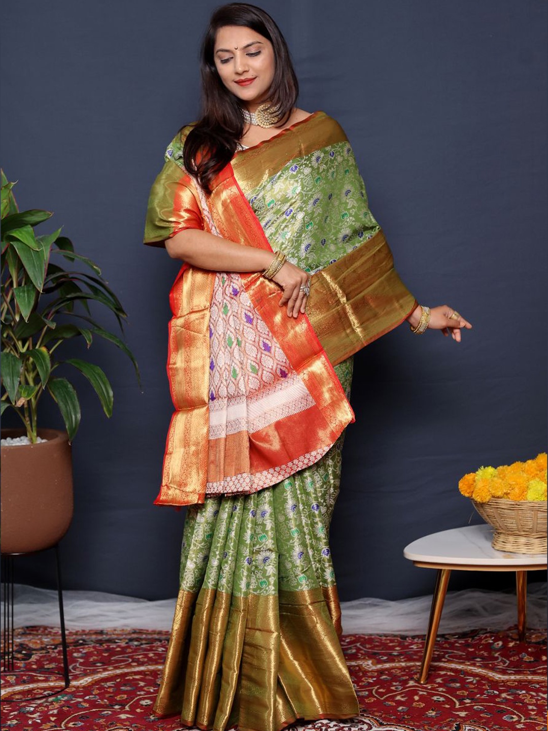 

amirat Woven Design Zari Pure Silk Kanjeevaram Saree, Green