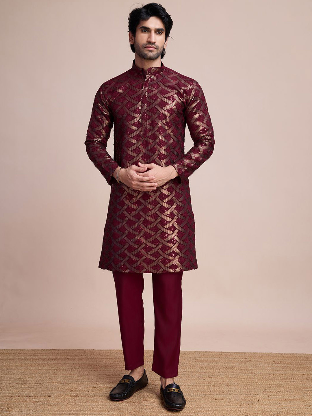 

SHUBHVASTRA Men Printed Sequinned Kurta, Maroon